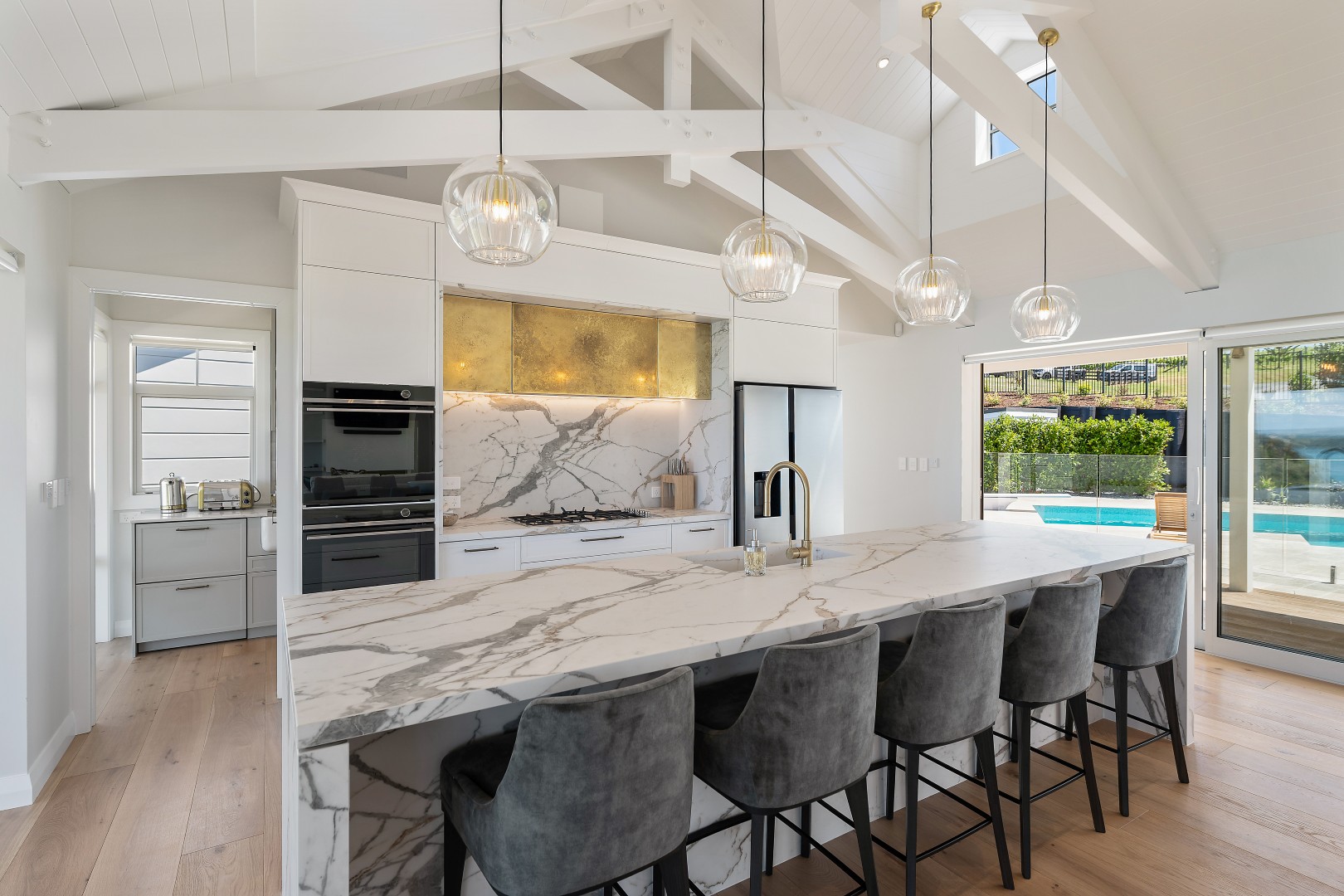 arcline-architecture-wiroa-station-residence-kitchen-marble-island-brass-splashback-pendant-lights-scullery