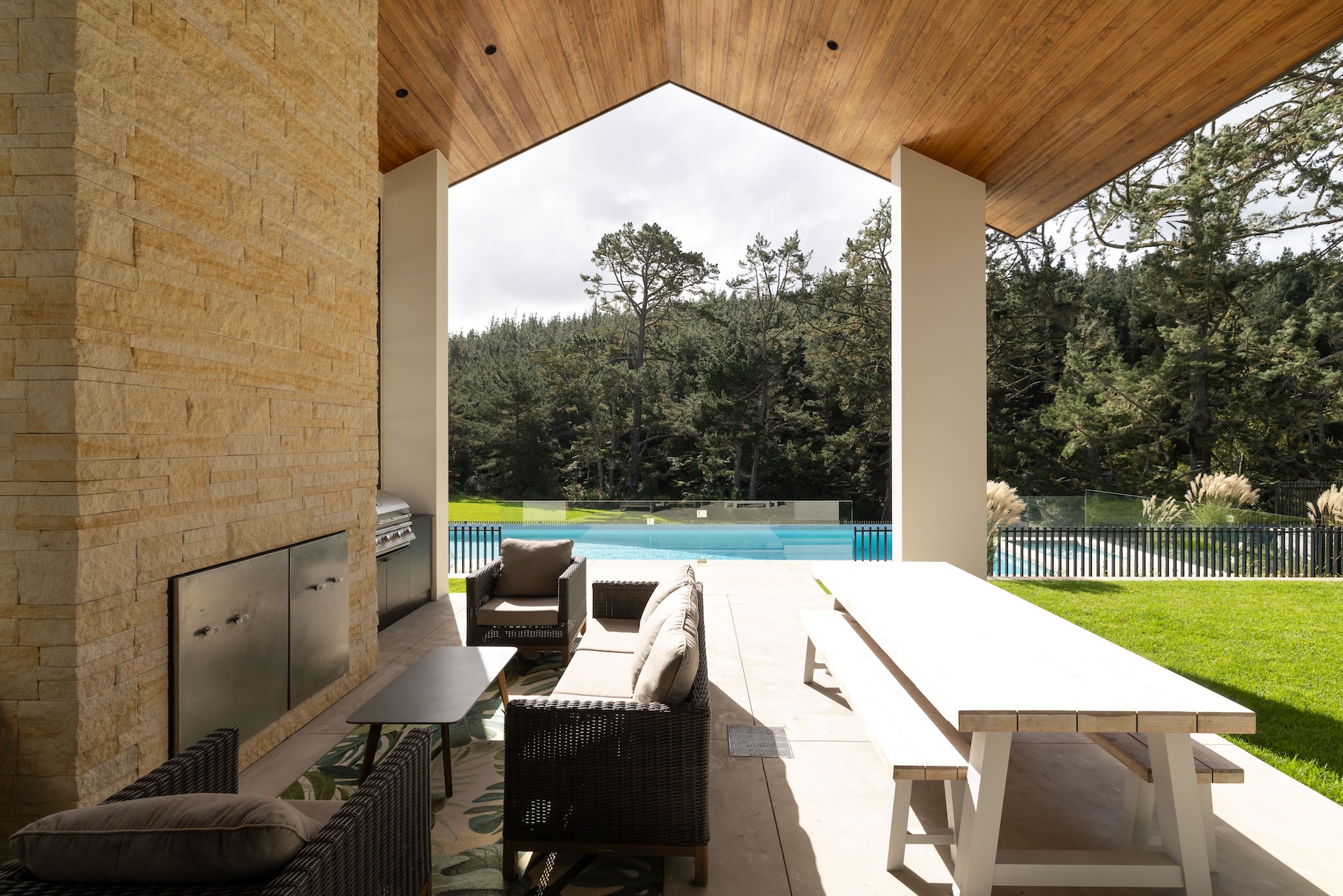 outdoor-fire-living-area-double-height-dining-sitting-arcline-architecture