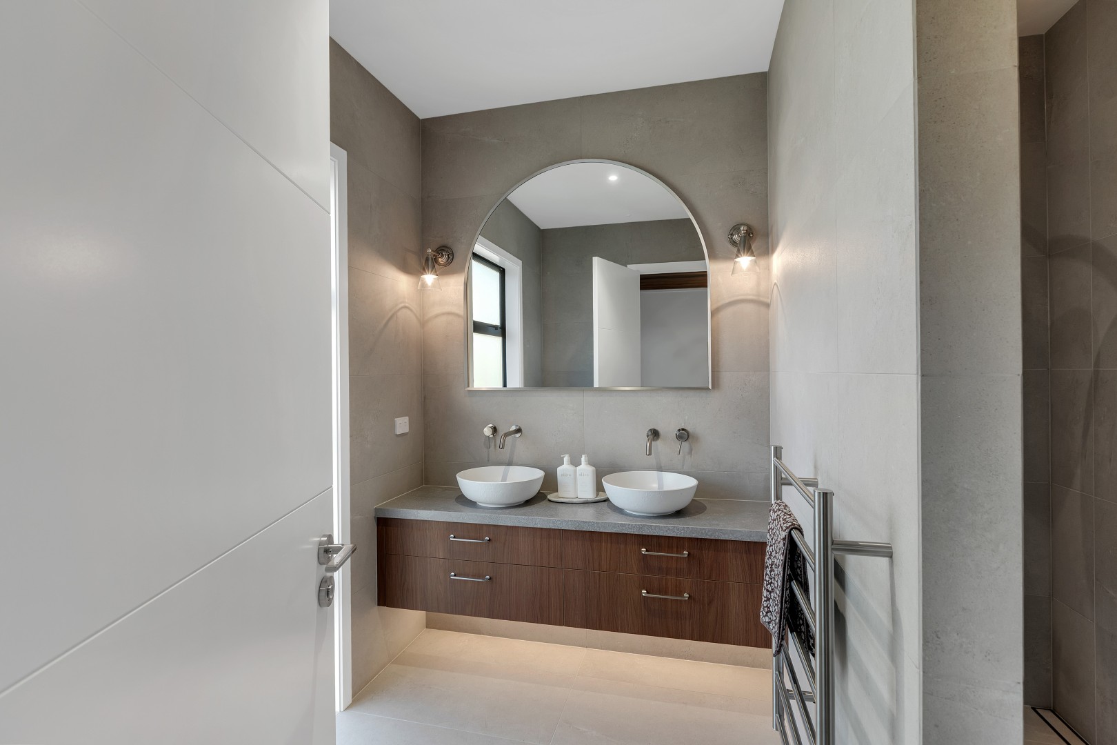 wall-to-wall-vanity-design-two-bowls-arcline-architecture-curved-mirror