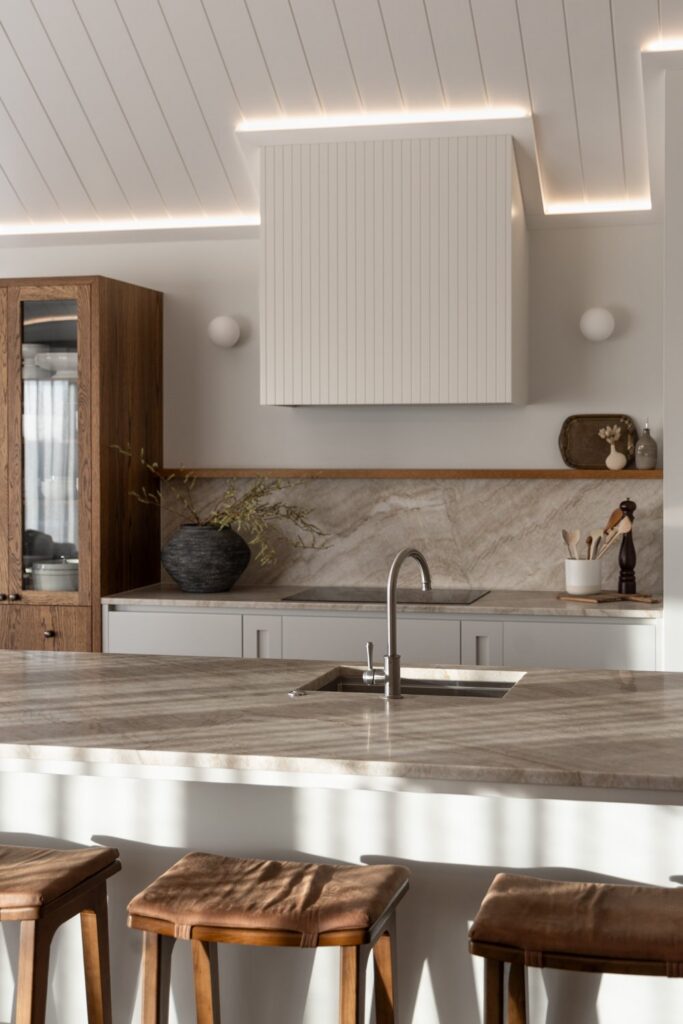 kitchen-detail-with-timber-hutch-marble-splashback-and-rangehood-arcline-architecture