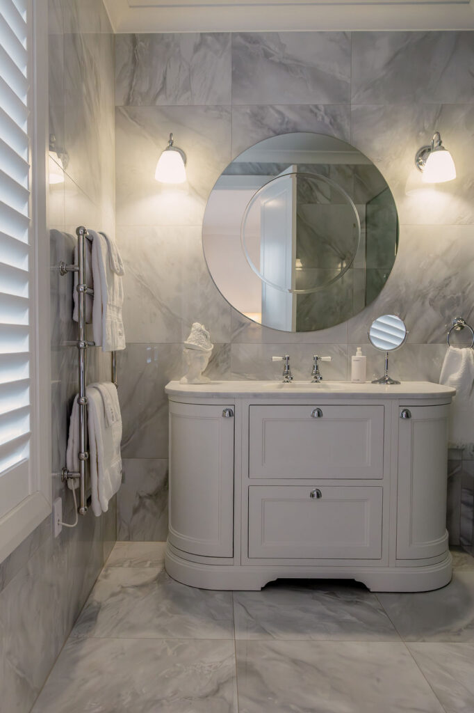 buxton-manor-arcline-architecture-bathroom-marble-vanity-round-mirror